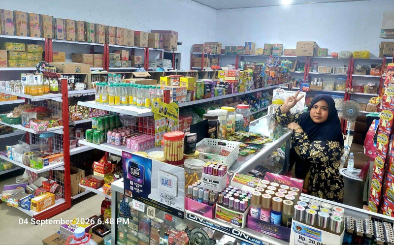 Yuli在自家雜貨店工作。（Yuli提供）