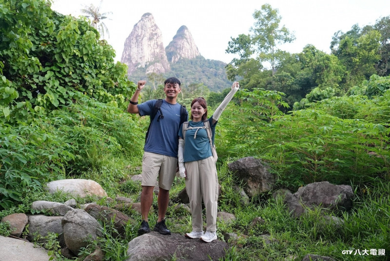 融融（左）和雁靈挑戰攀登龍角山，因霧太濃緊急暫停拍攝。（八大電視提供）
