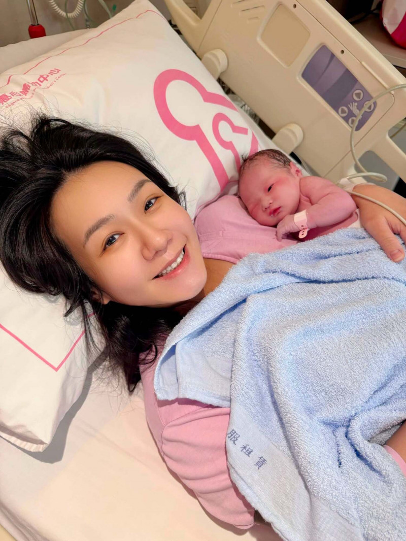 李又汝7月底迎接女兒「小藍莓」出生。（翻攝自臉書）