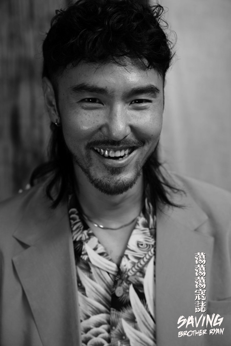 阮經天在《蕩蕩蕩寇誌》化身「和興」忠心司機一狗，以狼尾造型融入美式黑幫與Rapper元素。（華映提供）
