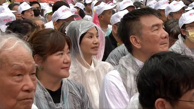 野生國寶抓到了!唐美雲「披雨衣台下狂揮旗」超搶鏡 力挺蘇巧慧全被拍