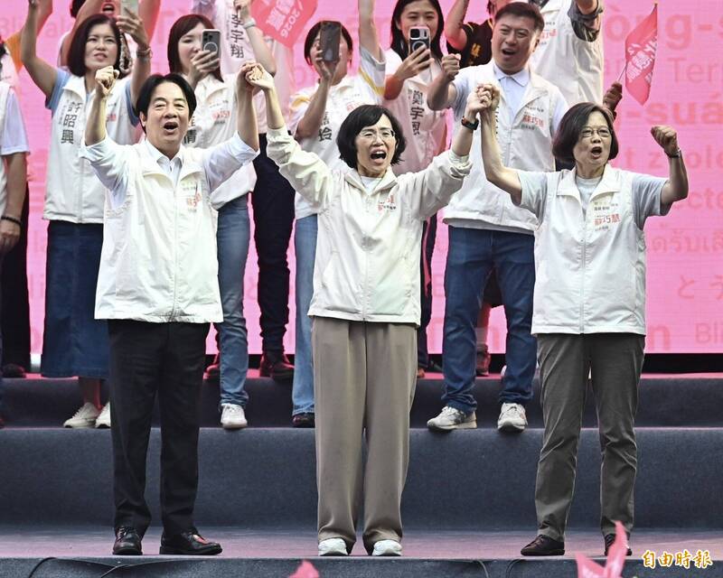 總統賴清德（左起）、民進黨新北市長參選人蘇巧慧、前總統蔡英文同台出席「蘇巧慧競選總部成立大會」。（資料照，記者塗建榮攝）