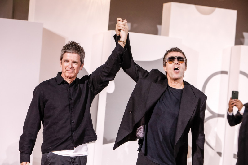 綠洲合唱團不合15年破冰!Oasis「兄弟手牽手」淚灑威尼斯首映