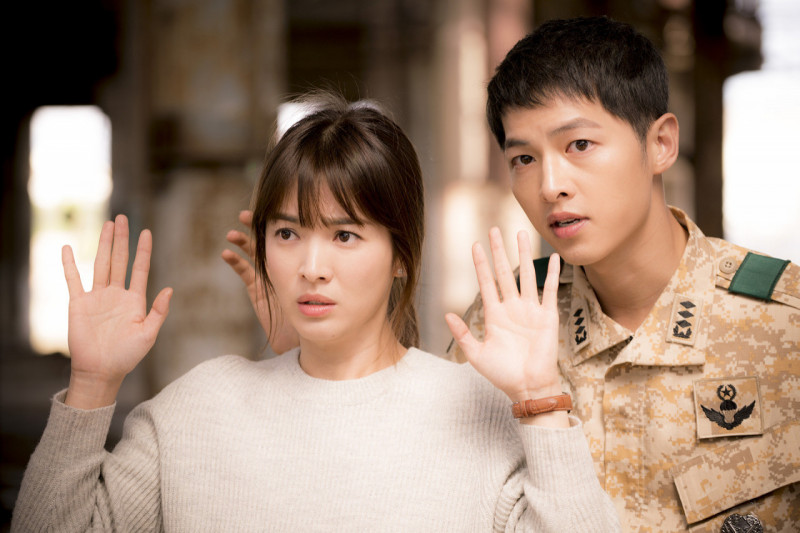《太陽的後裔》當年讓宋慧喬（左）、宋仲基因戲結緣。（翻攝自KBS2）
