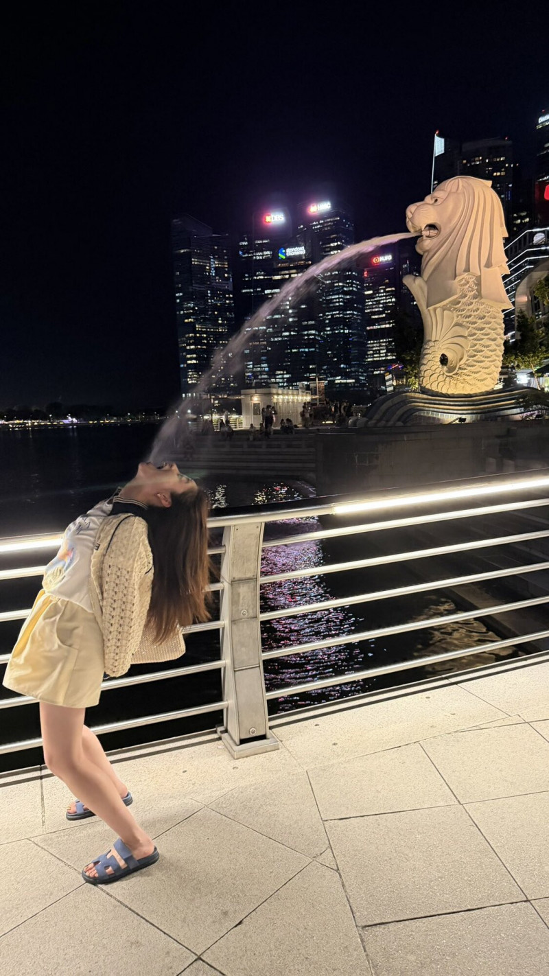 國民女神魚尾獅前大解放 橋本環奈「張嘴接水」玩瘋了