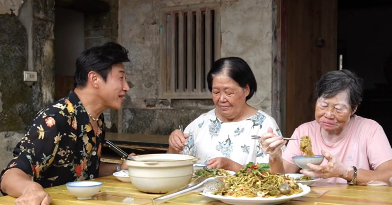 陳鴻澎湖「下海」撿食材！初嘗古早味美食 當地阿媽認證：超稀有
