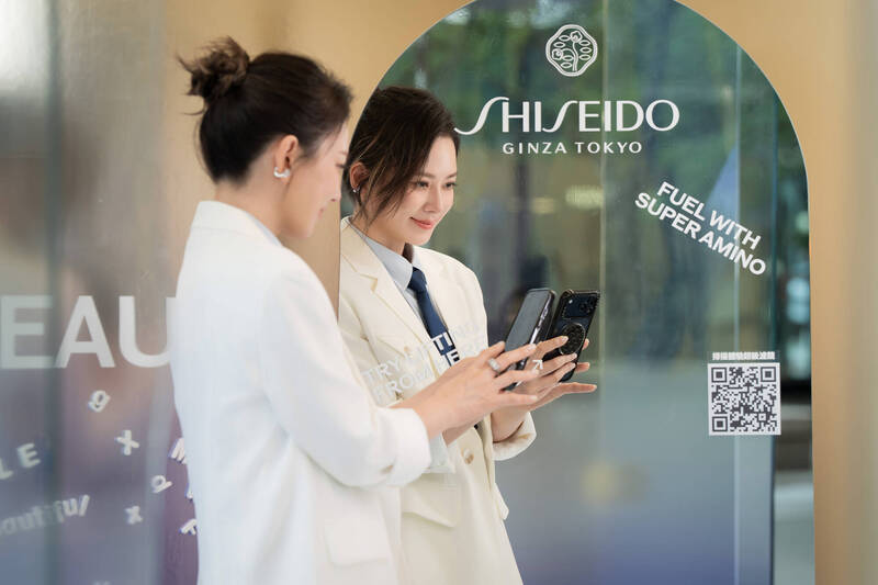 經常長途飛行的Melody，提到緊緻度與臉部線條是她的保養重點。（翻攝自IG） 