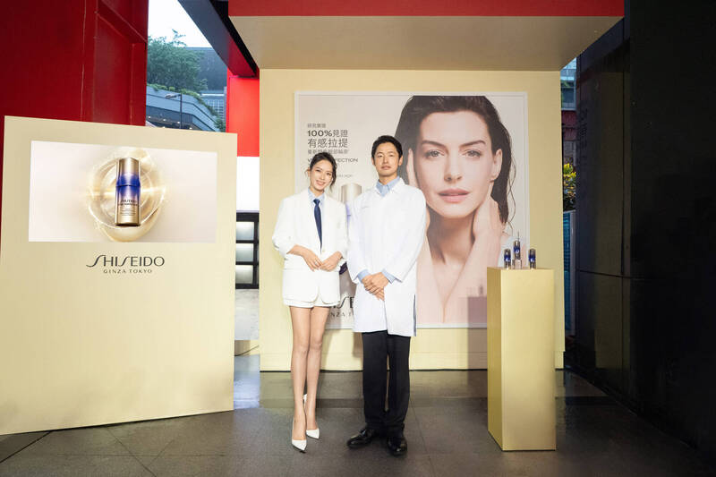 Melody（左）現場與日本資生堂專家交流肌膚老化議題，她坦言輪廓線、下顎線及法令紋等，都是自己特別在意的部位。 （翻攝自IG）