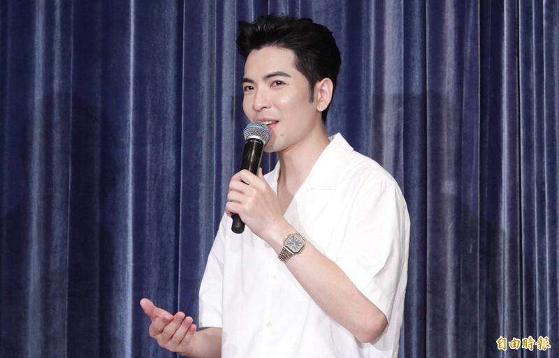 為了這次公益活動，老蕭也將自己珍藏的鋼琴、網球拍，以及極具意義的物品送給有需要的人。（記者潘少棠攝）