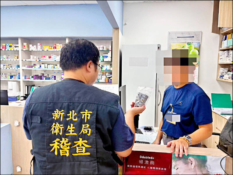 新北市淡水陳姓藥師對女大生下藥，疑似意圖性侵，昨又再傳出四名女學生受害；圖為新北市衛生局4日前往稽查。（圖：新北市衛生局提供）