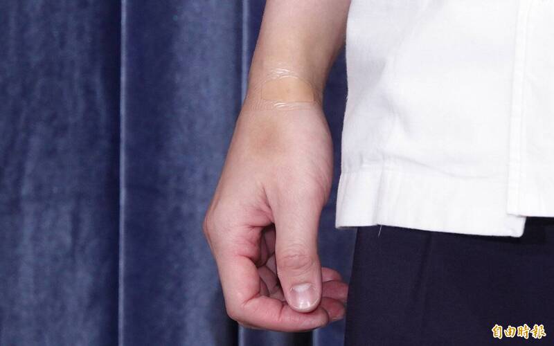 蕭敬騰右手手腕5天前才剛動過手術。（記者潘少棠攝）