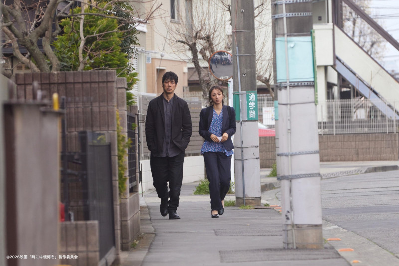 《懺悔》西島秀俊（左）指出與滿島光拍攝住宅區街頭的戲，導演特別重視表演的真實感。（甲上娛樂提供）