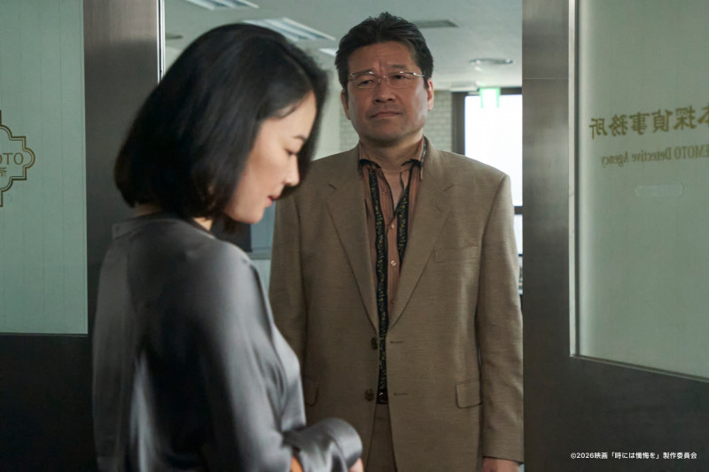 佐藤二朗（右）在《懺悔》中飾演偵探，左為黑木華。（甲上娛樂提供）