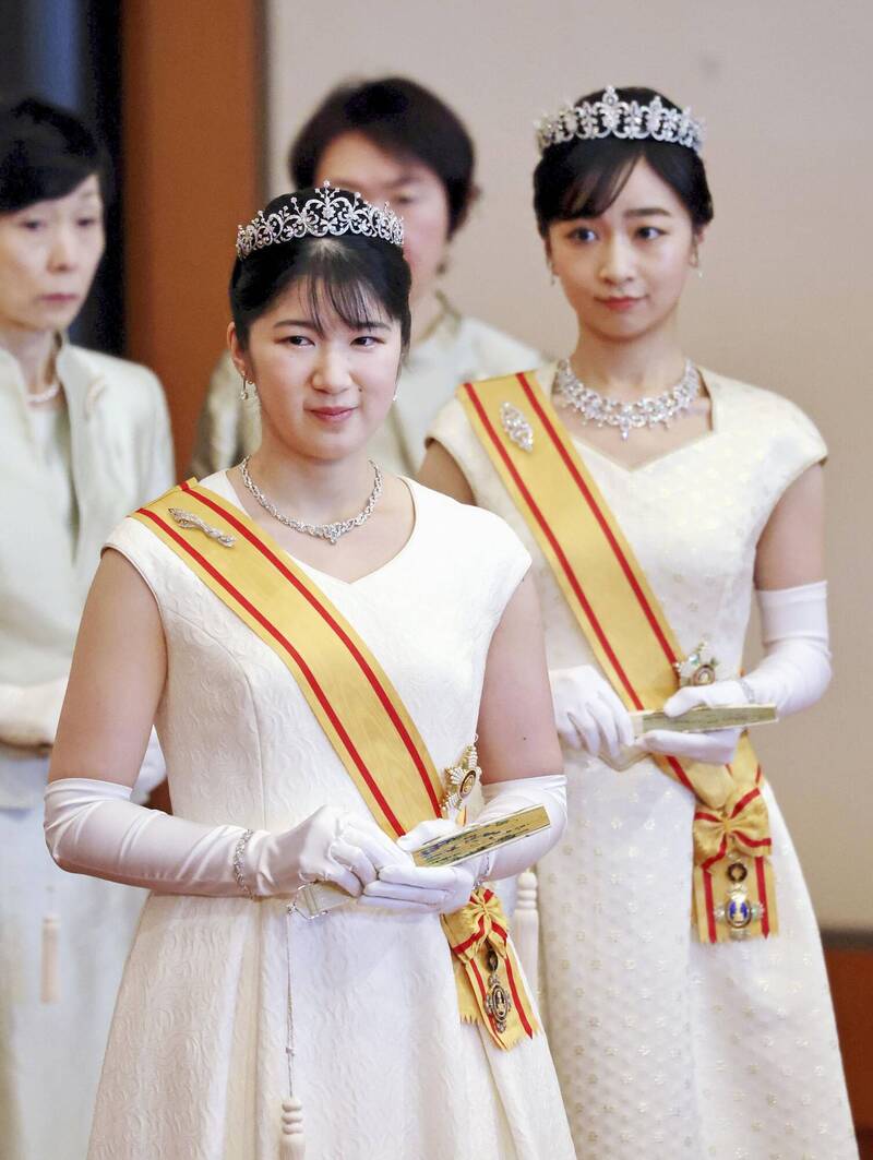 相較於佳子公主（右），愛子公主（中）的身上的珠寶和王冠顯得「低調」許多。（達志影像）