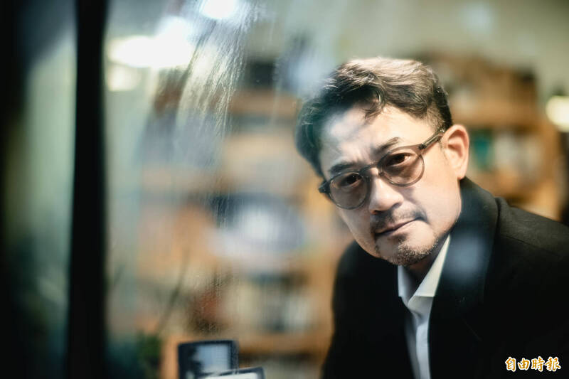 (專訪)55歲柯叔元拒絕醫美回春!滿頭白髮素顏上陣 放話「60歲半退休」不再拚命賺