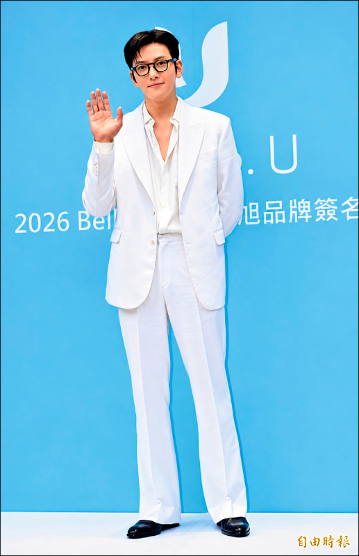 池昌旭深V化身霸總十指緊扣幸運粉絲甜翻