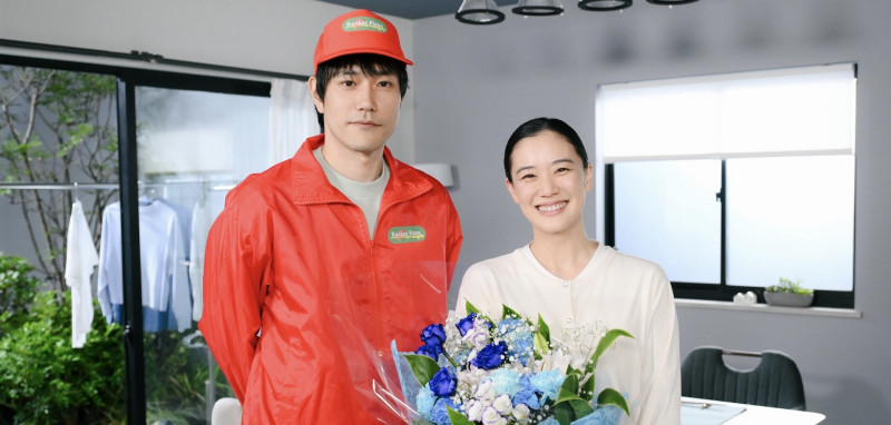 松山研一（左）、蒼井優《直到T恤乾了為止》殺青花絮照。（翻攝自X）