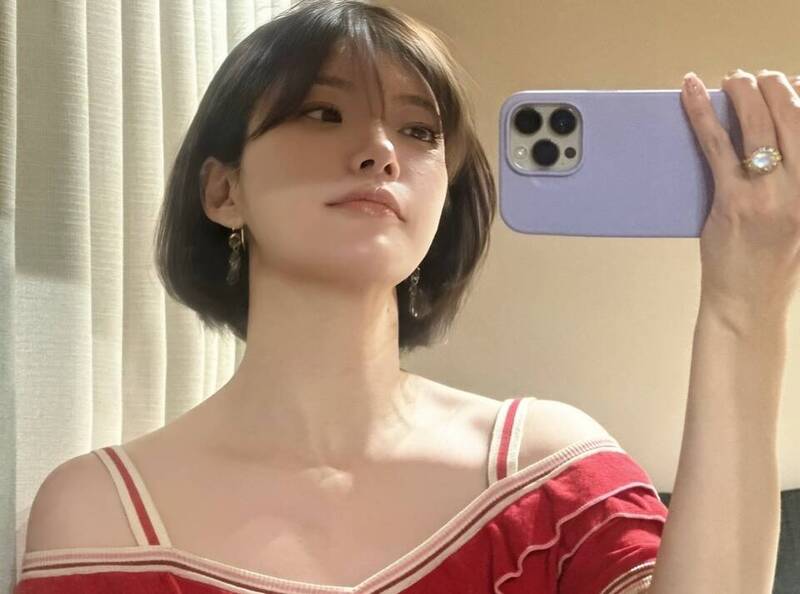 川上未映子身穿紅衣對鏡自拍，網友不敢相信她已經50歲。（翻攝自IG）