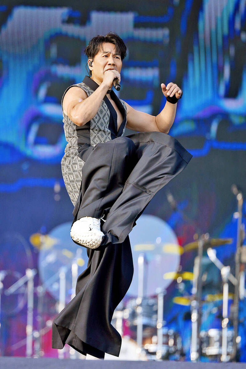 羅時豐台東K歌飆金曲 李聖傑唱到淚汗不分