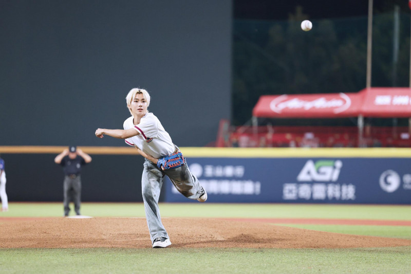 ARKis帥登大巨蛋應援U18 李定「沒買到熱狗堡」崩潰哭鬧
