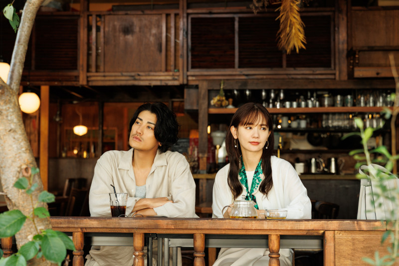 中村友理（右）與赤西仁在《浪漫匿名者》有對手戲。（Netflix提供）
