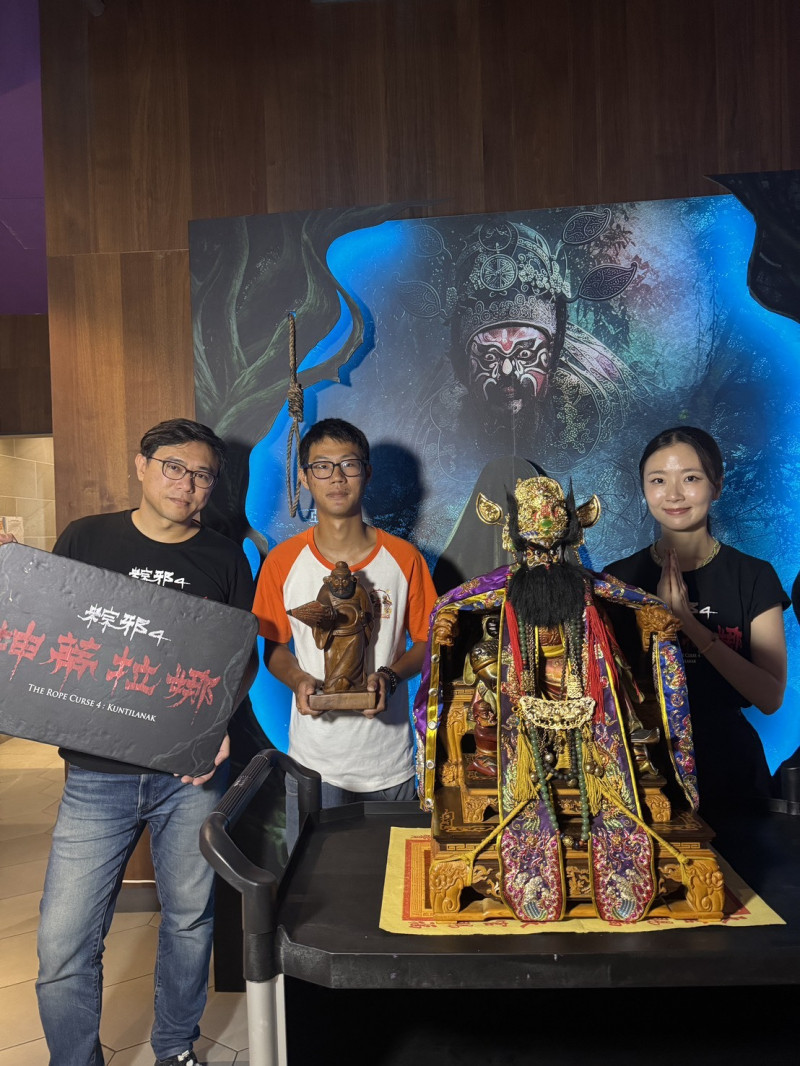 民眾恭請神明一同進戲院看《粽邪4：坤蒂拉娜》。（華影提供）