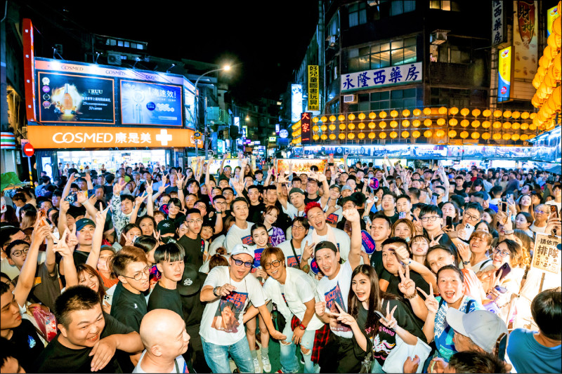 網紅老爸3週票房逼近7000萬-演員基隆廟口參拜催票人氣旺 小豬歸隊超搞笑
