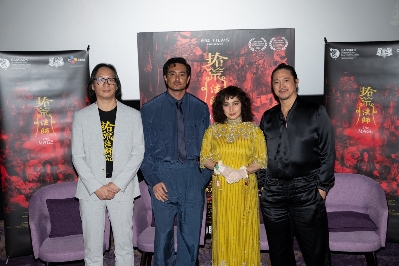 電影《拾荒法師》昨於曼谷國際電影節首映，導演彭發（左起）、IMAN、女主角何超、監製陳子聰一同現身。（852Films提供）