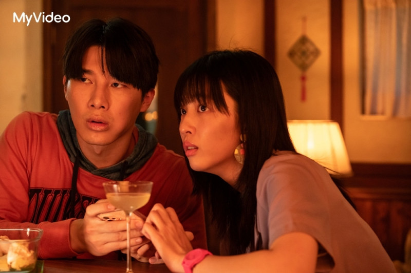 王渝萱（右）在《喝酒吧！笨蛋》飾演熱愛演戲、直率大喇喇的熱炒店千金。（台灣大哥大MyVideo提供）