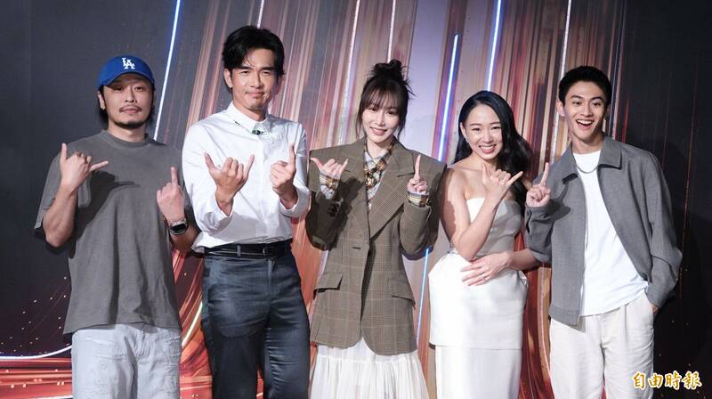 謝乾乾(左起)、楊一展、曾莞婷、杜蕾、朱宥丞擔任第61屆金鐘獎揭獎嘉賓。(記者潘少棠攝)