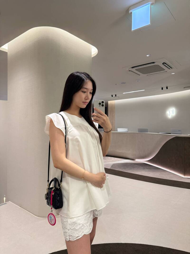 洪瑜暻說自己的孕肚大到「就算不配戴孕婦徽章，走在路上大家也一眼看得出是名副其實的孕婦」。（翻攝自IG）