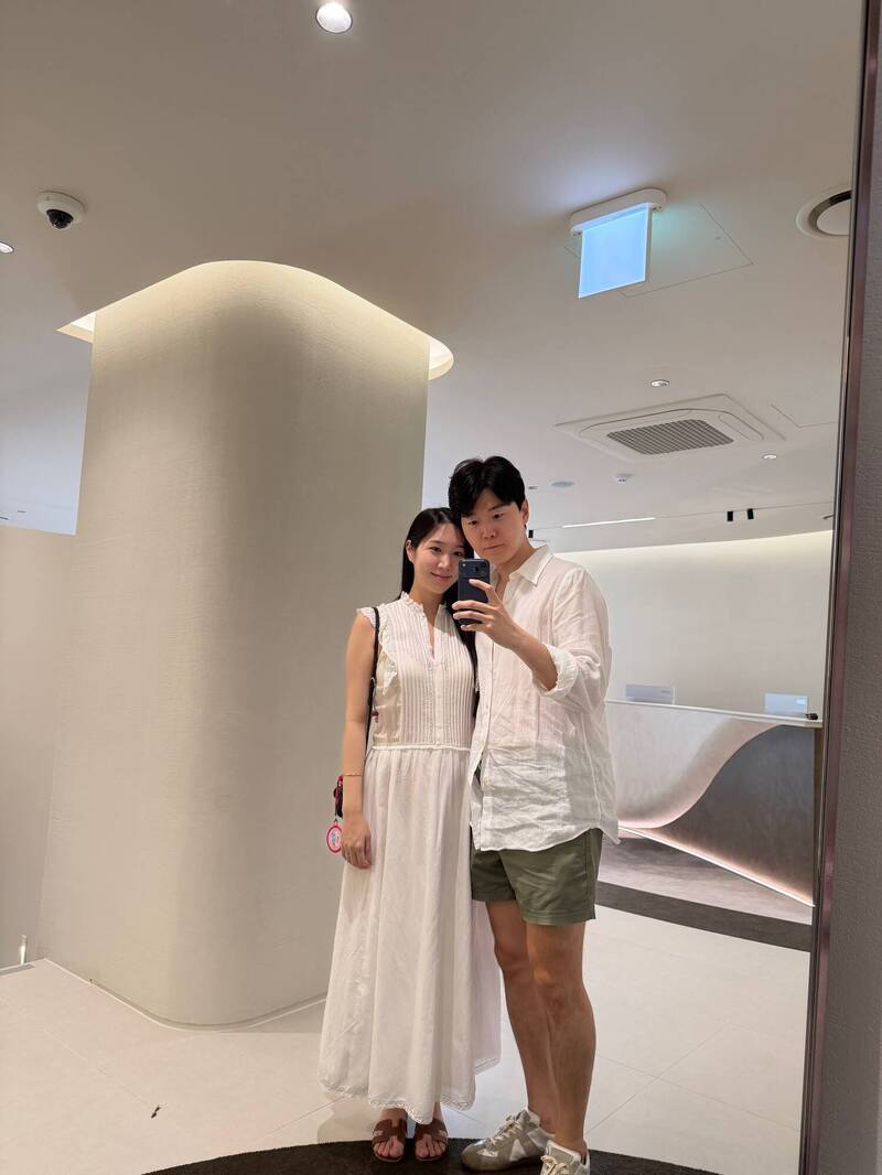 洪瑜暻（左）曬出與老公合照。（翻攝自IG）
