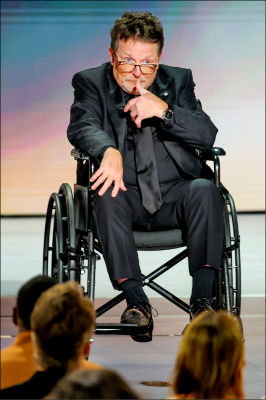 對抗帕金森氏症28年 米高福克斯獲人道獎