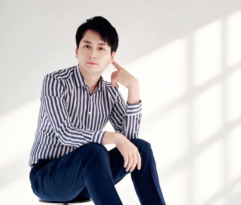 孟澔在《樓上樓下》演病懨懨公子哥觸景傷情，想起天堂奶奶，淚揭「有些事不要一直等」。（孟澔粉絲頁提供）