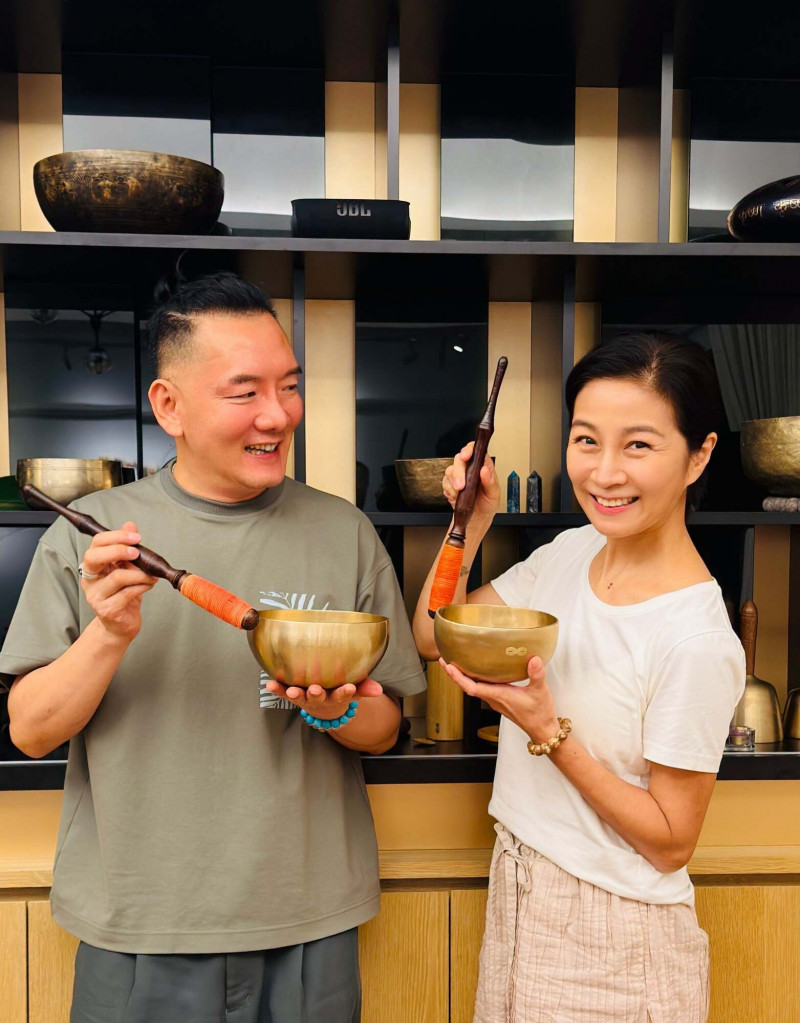 方文琳（右）完成課程後與田定豐合影留念，更親吐「回到學習當學生的身份是最快樂的」。（翻攝自臉書）