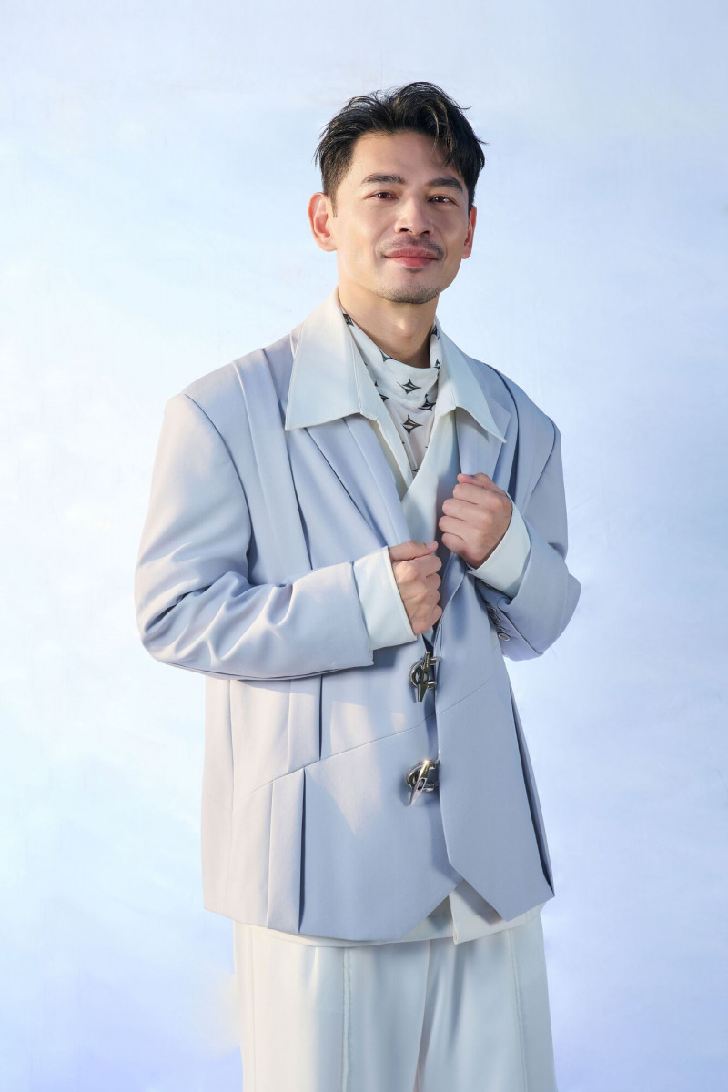 阿Ken加入《英雄所賤略同》台中場「巡演大賤客」，將與曾國城、唐從聖、鍾欣凌、康茵茵碰撞全新即興火花。（英雄會文創劇團）