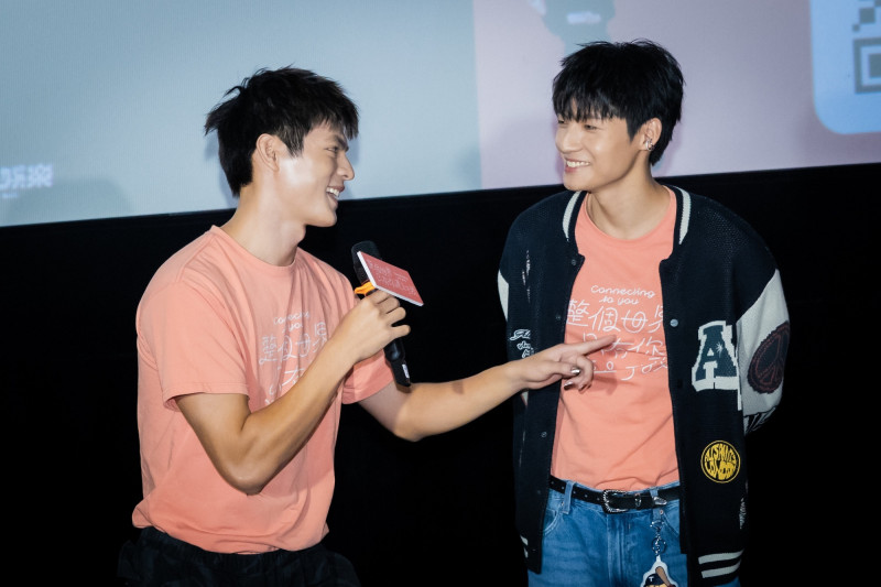邱以太（左）與劉育仁重演《整個世界，只有你連上了我》「關係確定」的畫面。（瀚草文創提供）