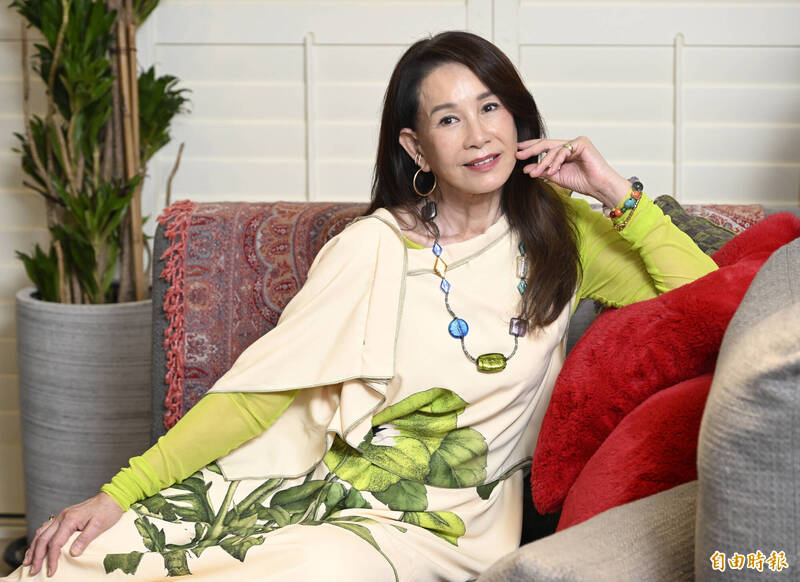 69歲周丹薇狂燒百萬玩琉璃!把三陽開泰搬進義大利工坊 洋師傅看傻:這女人瘋了
