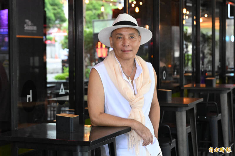 廖偉凡除了電台主持、演藝工會授課，也持續在生技公司工作。（記者胡舜翔攝）