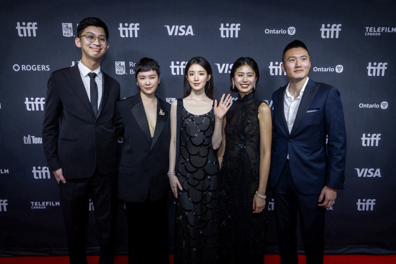 舒華紅毯一現身嗨翻多倫多!首演電影《幸福快樂的日子》多倫多首映獲千人熱烈掌聲