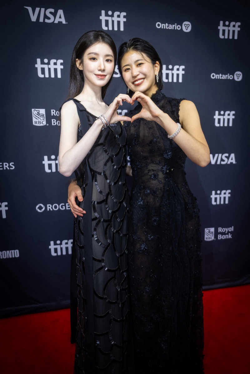 舒華（左）、陳璇（右），在《幸福快樂的日子》中飾演一對姐妹。（水花電影提供）