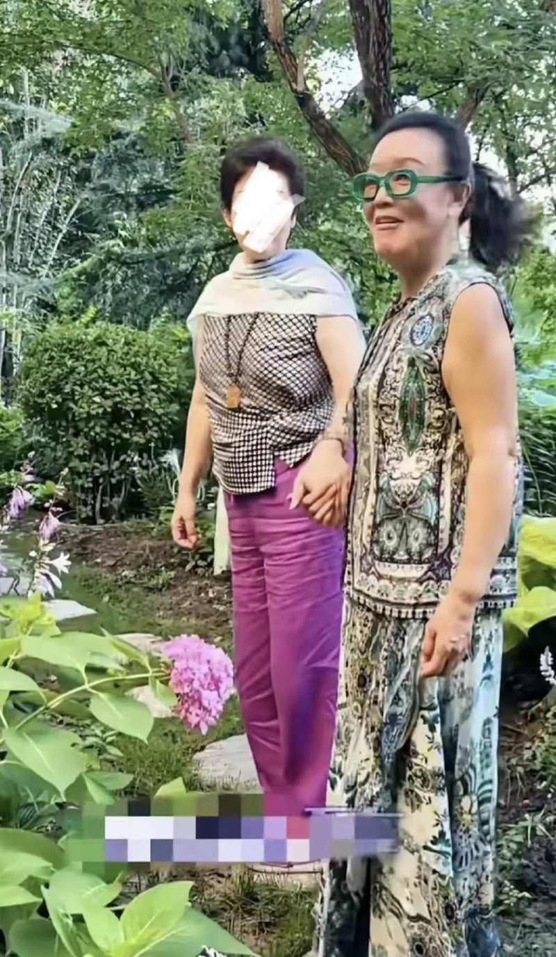 張蘭（右）與友人一起逛花園。（翻攝自小紅書）
