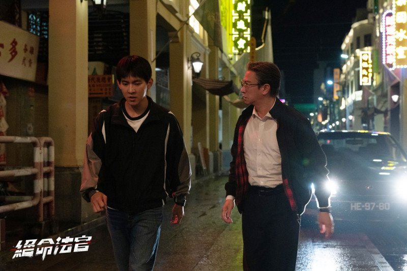 曾向鎮（左）在《絕命法官》飾演「秦一唯」，因車禍事故與父親張家輝（右）有許多爭執。（TVBS提供）