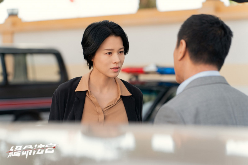 胡杏兒（左）在《絕命法官》因信任張家輝，無意中透露車禍事件的受害者是誰。（TVBS提供）
