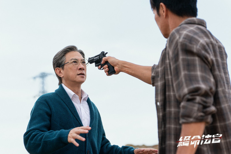 張家輝（左）在《絕命法官》為了兒子，不惜陷多年好友於不義。（TVBS提供）