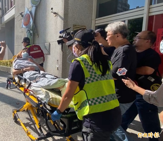 (影)李沛綾告家暴遭救護車載離 前夫竟冷回「沒事、沒關係」
