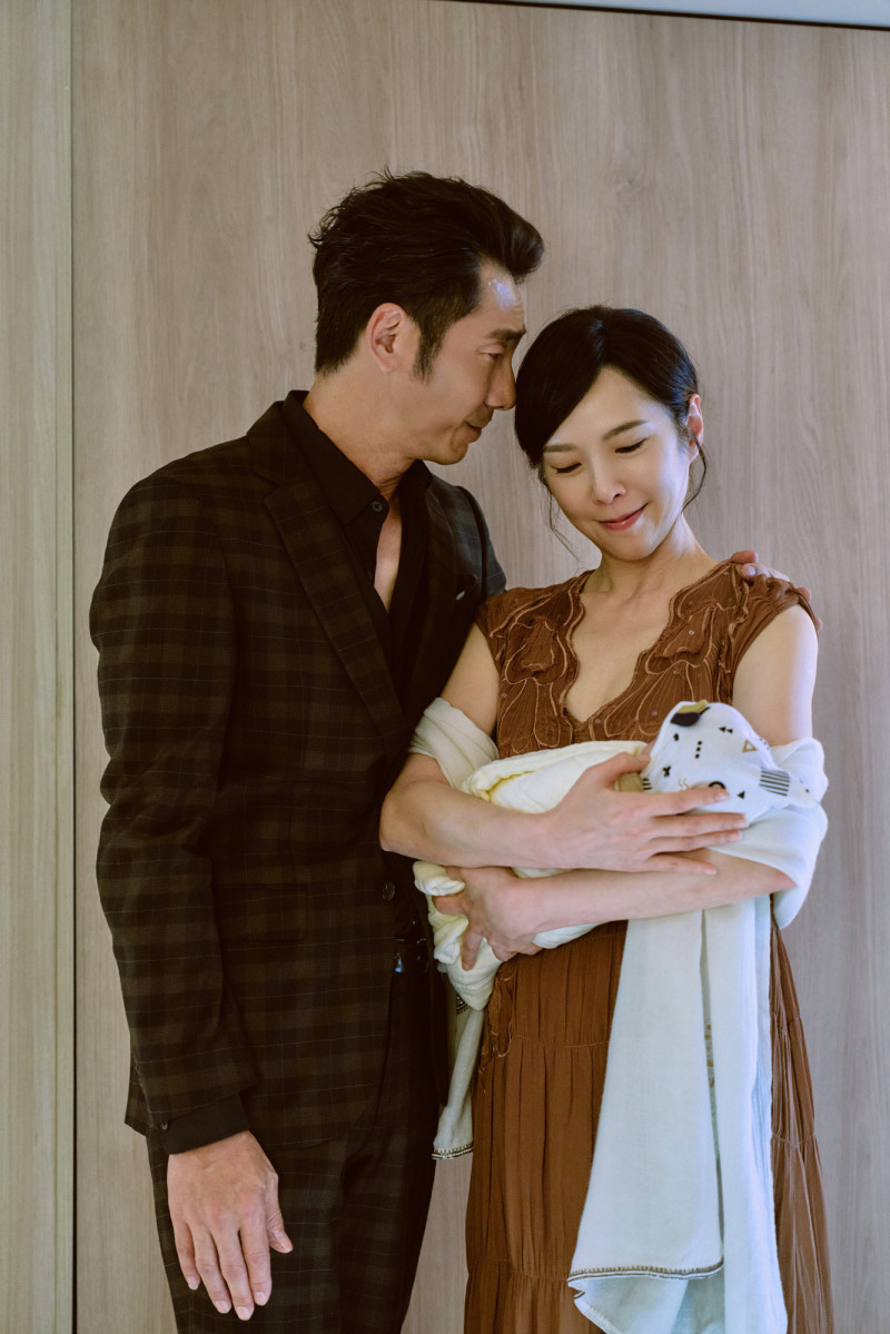 李李仁(左)、天心(右)在《新手上路》飾演黑道夫妻檔,兩人用盡心思求子。(文策院、四方四隅提供)
