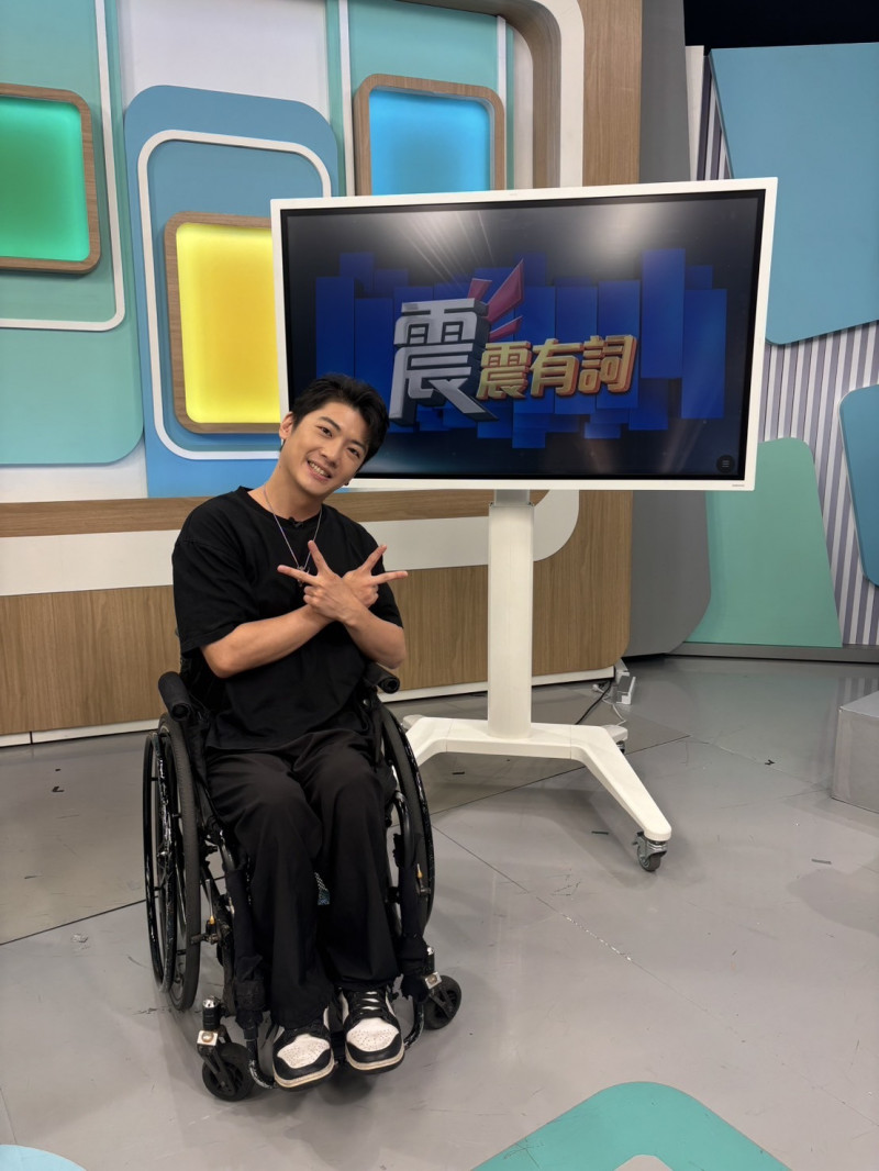 身障YouTuber「椅人」登上《震震有詞》，大方分享車禍癱瘓後的重生歷程。（和展影視提供）