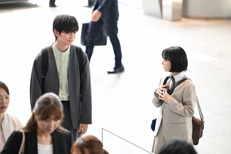 日版更動後，經典「旋轉門」不見了，男女主角高橋文哉（左）、蘆田愛菜名場面受更動。（翻攝自X）