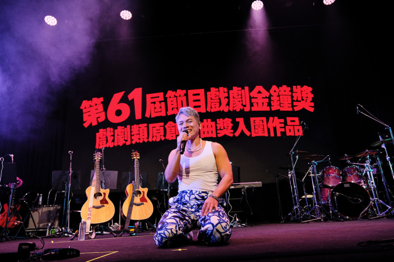 金曲歌王脫了!開刀休養兩年後回歸 大秀胸肌全場嗨翻